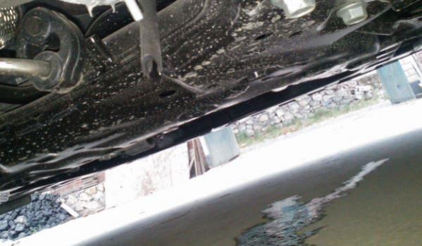 汽车排气管为啥滴水,汽车排气管下面滴水是什么原因