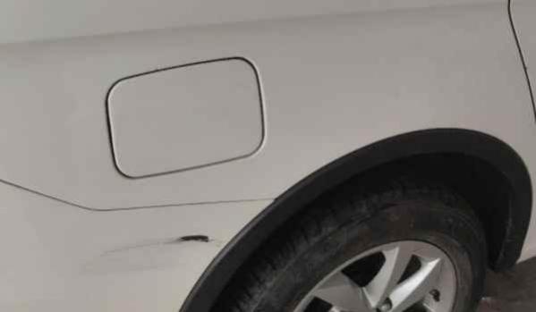 车辆露底漆一定要修复吗,汽车底漆露出来了不处理要紧么