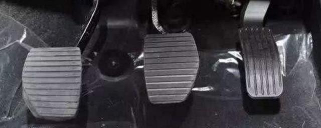 挂空挡可以不用踩离合吗?,挂空挡可以不踩离合器吗