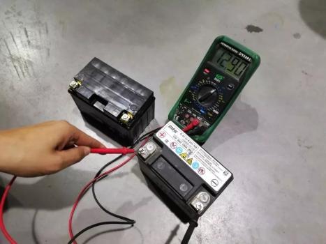 汽车电瓶寿命怎么测,车子电瓶使用寿命检测