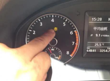 汽车的手刹灯常亮是什么问题(燃油低指示灯亮原因)