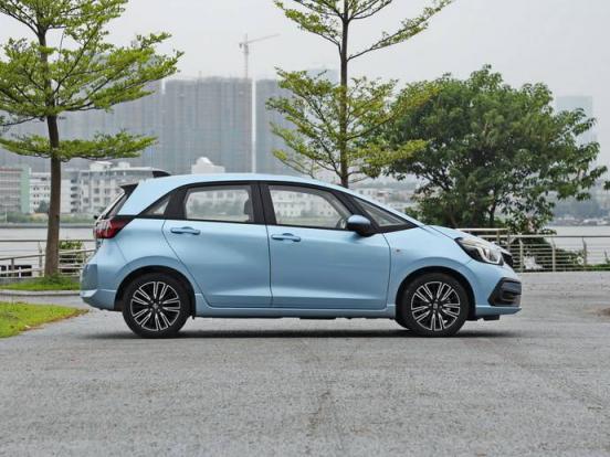 奥迪A6L一年养车需要多少费用(奥迪q8保养周期和保养费用)