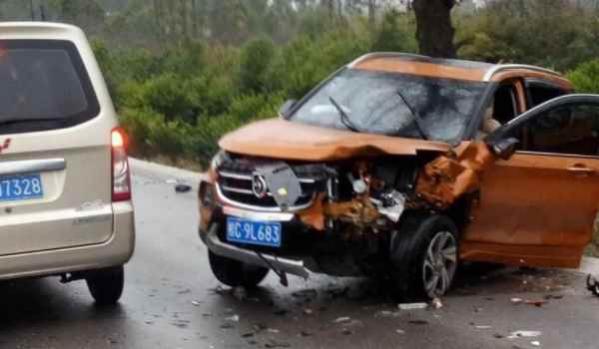 出了交通事故是先报警还是先报保险,出现交通事故先报警还是先报保险公司