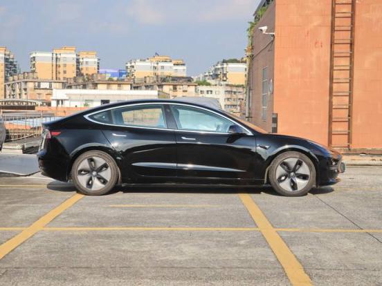 正常行驶的车辆与超车变道的车辆发生交通事故谁的责任,开车撞到违停车辆后谁的全责