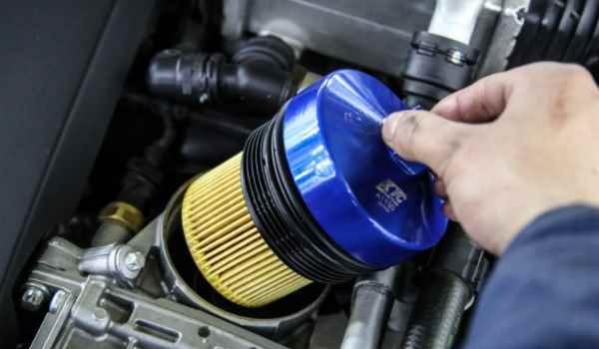 更换机油滤清器的方法及注意事项,更换机油滤清器的正确步骤