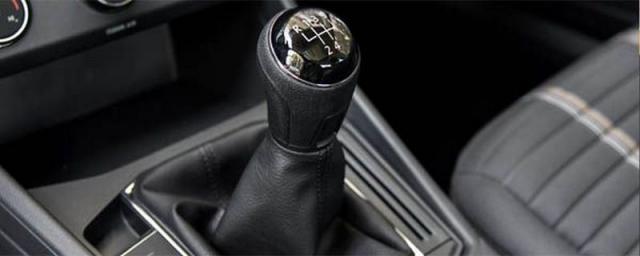 科目三等红灯时要不要踩离合,等红灯时要不要踩离合和刹车