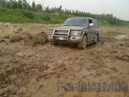 汽车陷到泥坑里怎么办,车辆陷入泥坑如何出来