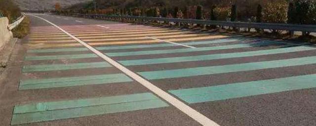 高速路上的减速带有什么用,高速上的减速带的作用