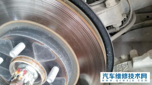 刹车盘凹凸不平的原因,刹车盘有凹痕