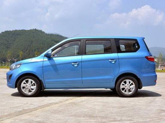 汽车后保险杠上面那块叫什么,保险杠上面那一块叫什么