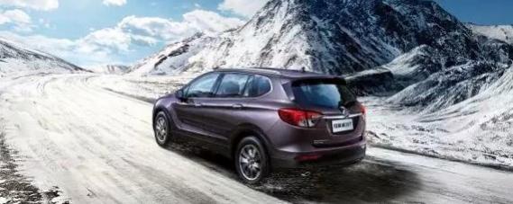 雪天行车时,应该开启什么灯,车辆在雪天临时停车时应开启什么灯