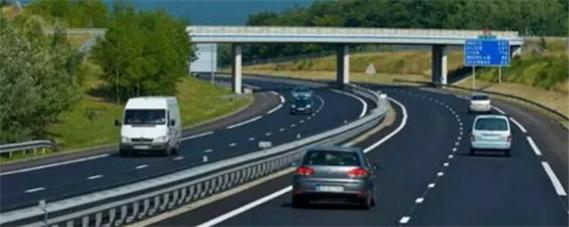 开车怎么看右边的距离简单的看法,开车怎么看右边的距离最简单的是什么