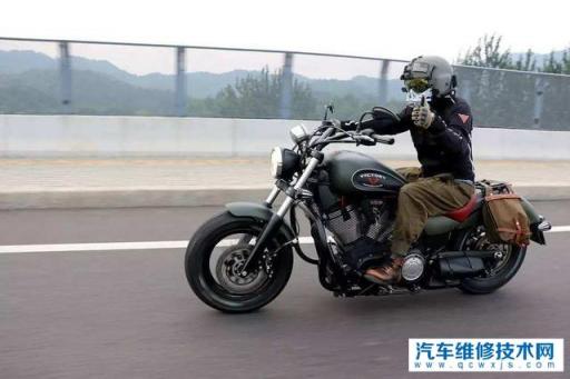 摩托起步先松离合还是先加油,摩托车松离合的时候可以加油门吗