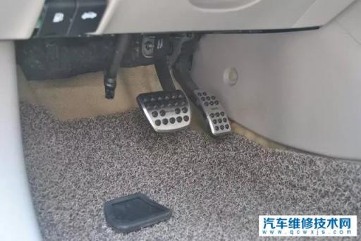 我认为自动挡能用左脚刹车,有人觉得不能。曾颖卓、赛雷话车等大V认为左脚刹车不影响安全,为何有人反对?