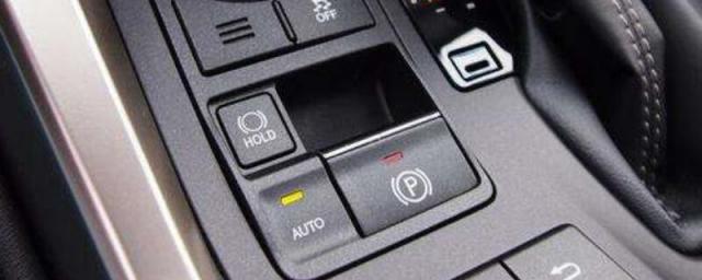 电子手刹起步时要按吗,电子手刹可以直接起步