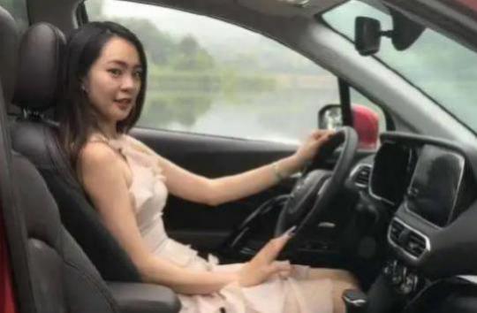 奔驰哪一款适合女生(20万适合女生的轿车有哪些)