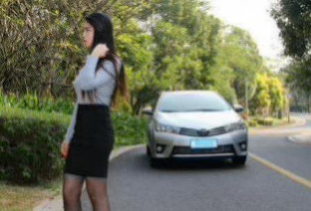 开宝马mini的男生(开宝马MINI的女生是哪些人)