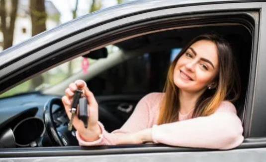 宝马1系和宝马x1哪个适合女人开(宝马X1和宝马1系哪个更适合女生)