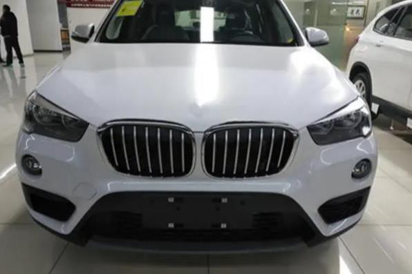 宝马x1车舱布局(宝马X1机油型号是什么)