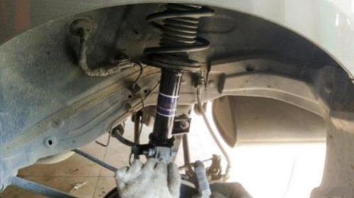 感觉车子减震变硬了,汽车减震变硬怎么回事