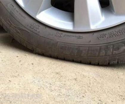 前胎看起来比后胎扁,前轮轮胎比后轮轮胎扁