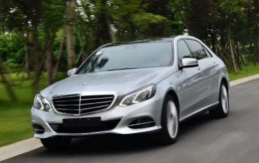 奔驰e级发动机盖怎么打开(奔驰E级底盘)