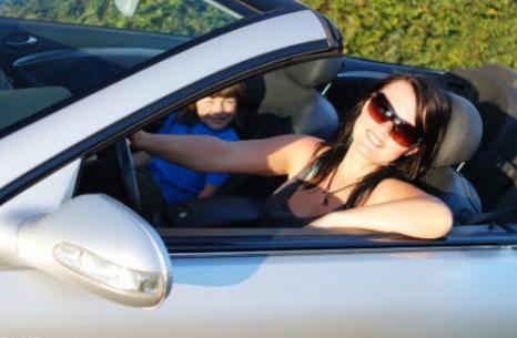 奔驰c级好还是宝马3系好(适合女生的小跑车)