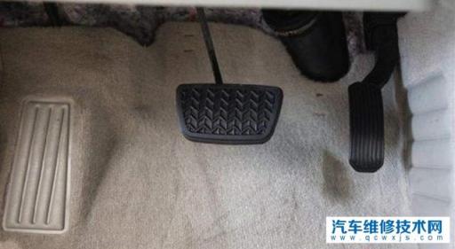 D档时刹车油门一起踩伤车吗,d档拉了手刹猛踩油门