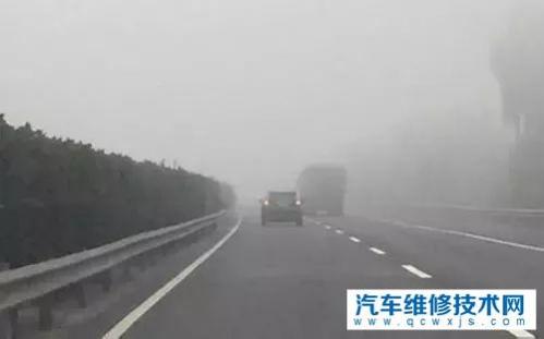 高速遇到团雾怎么办,高速遇到团雾怎么应急处理