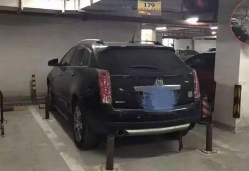 一辆玛莎拉蒂车多次停在别人车位上，沟通无果后车位主把车砸了，你会怎么做？