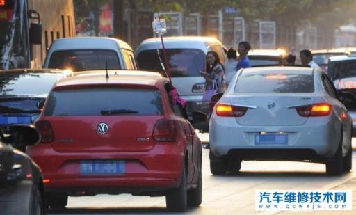 刹车时要不要踩离合器?,刹车的时候要不要踩离合器