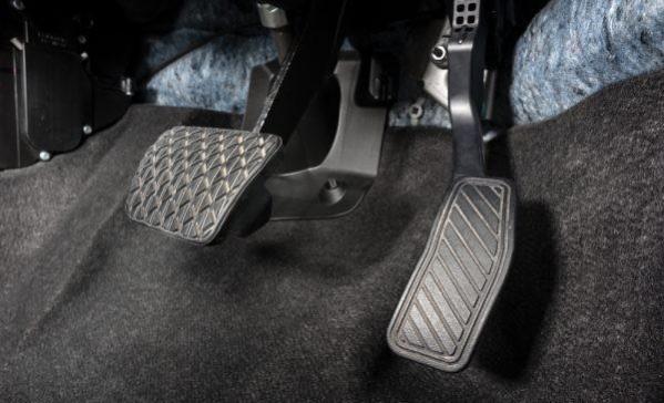 自动挡的车发动时一定要踩刹车吗,手动挡车发动时需要踩刹车吗?