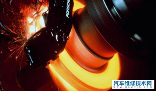 汽车长时间踩刹车有什么影响吗,长时间踩着刹车会导致什么后果?