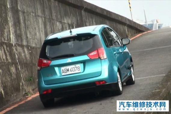 手动挡的车爬坡用什么档位,自动挡车档爬坡时应该用什么档