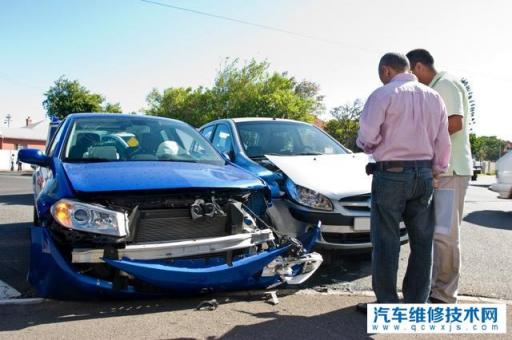 车子撞了，理赔员非得让我去他指定的维修点维修，这是有何猫腻？