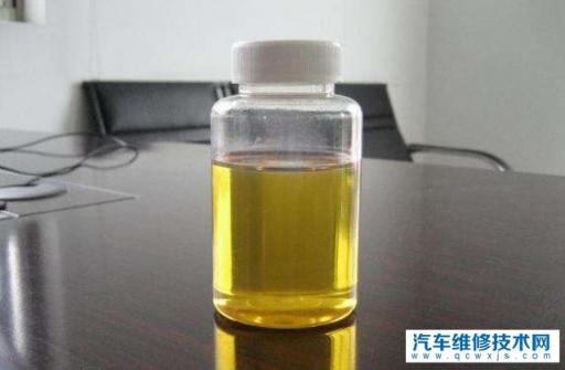 两桶油的汽油颜色是黄色的，而有的私人加油站的颜色和纯净水差不多，为什么？