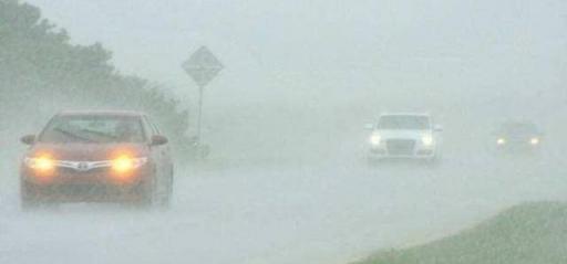 大雨天开双闪还是雾灯,大雾天开雾灯还是双闪