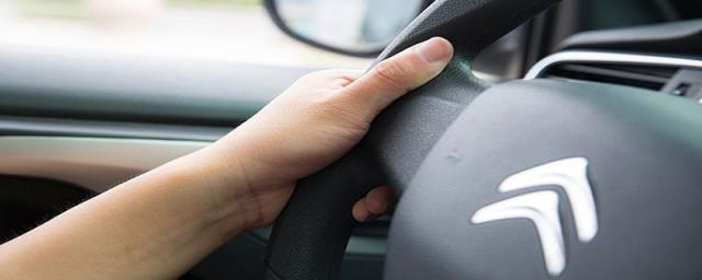 轿车方向盘抖动是怎么回事,汽车方向盘抖动的原因和解决办法