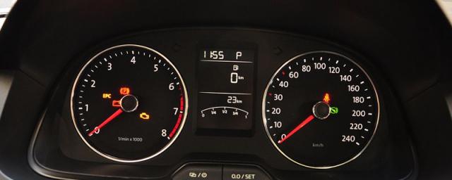 小车仪表盘上扳手指示灯是什么意思,车上仪表扳手指示灯亮什么意思