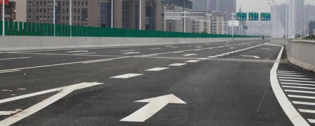 进入高速公路开什么转向灯视频,驶入高速公路开什么转向灯