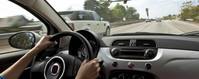 汽车踩刹车方向盘抖动怎么回事,高速踩刹车方向盘抖动怎么回事