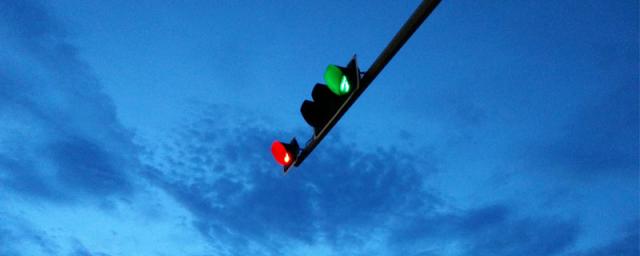 如何正确的判断是否闯红灯,开车过红灯停在中间算闯红灯么