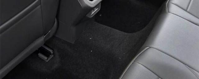 为什么汽车后排中间会凸起有的没有,为什么轿车后排中间位置有凸起