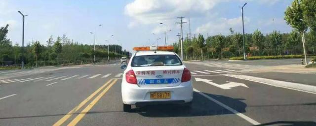 科目三通过路口怎么点刹车,科目三路口踩刹车技巧