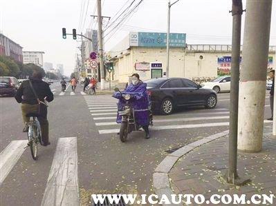 十字路口绿灯左转误入逆行车道,城市道路等红绿灯左转误入逆行车道