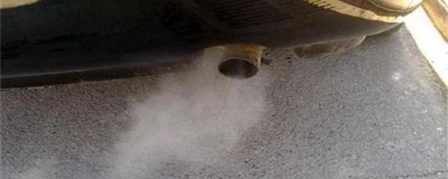 汽车排气管的中间部位有滴水导致车有震动,汽车排气管中间位置滴水是怎么回事