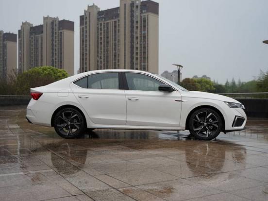 摩托车可以停汽车位吗？(汽车贴膜改色可以用多久)