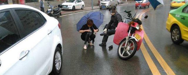 无证驾驶摩托车被小车撞伤责任怎么划分,无证驾驶摩托车被小车撞伤相关法律