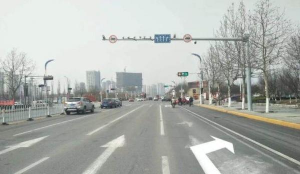 右转车道在左边要看红绿灯吗,左转车道和右转车道怎么看红绿灯