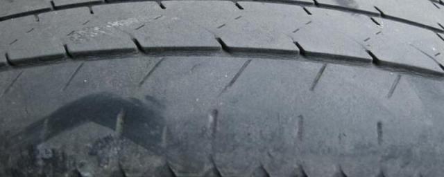 后轮内侧吃胎是什么原因,后轮胎内侧吃胎是什么原因造成的